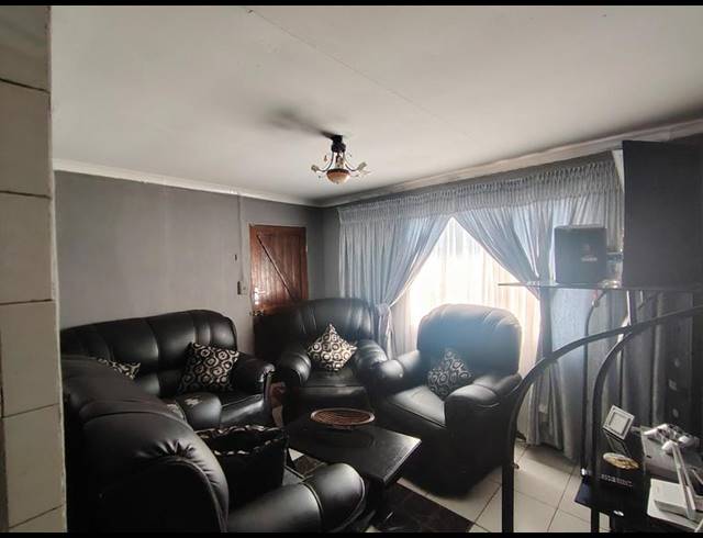 6 BEDROOM HOUSE FOR SALE IN LENASIA SOUTH